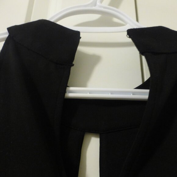 LE CHATEAU black sleeveless top with keyhole neckline and gold bead accents - Picture 7 of 11